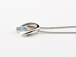 シエロブルーの【10％OFFクーポン配布中】 ネックレス 馬蹄 ブルートパーズ ホースシュー ペンダント プラチナ シンプル レディース チェーン pt900 人気 蹄鉄 11月誕生石｜アングル2