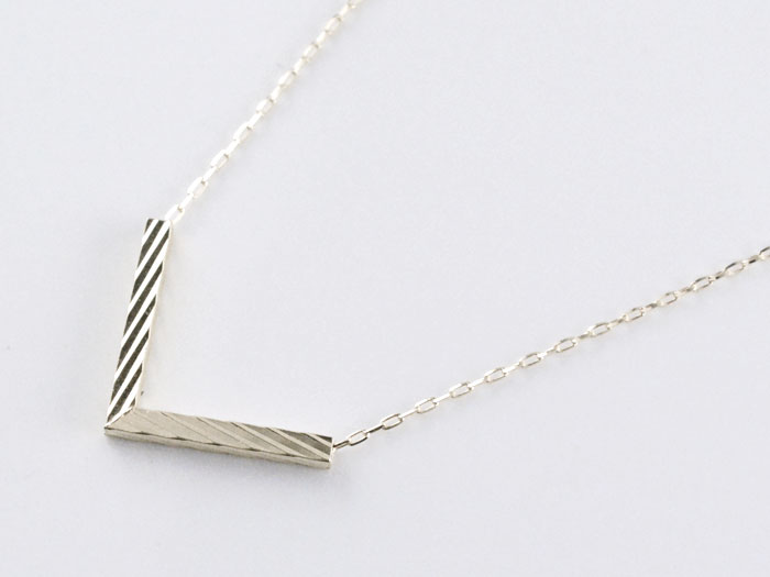 Pt900 ネックレス プラチナ レディース ライン V字 デザインカット ペンダント 地金 pendant 記念 誕生日 スキンジュエリー スライド アジャスター 45cm チェーン necklace 華奢 繊細 バレンタイン ホワイトデー ギフト 記