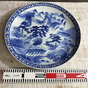 【中古】 【伝統美の染付皿】 【存在感ある大皿】 大皿 染付 陶磁器 山水図 絵皿 飾皿 丸皿 盛皿 青華白磁 青白磁 和食器 和風食器 日本の陶器 古典柄 伝統文様 直径40cm級 縦40cm 横40cm 重量2399g 厚手 重量感 安定感 耐久性 手描き風 絵付け 精密描写 風景画 自然描写