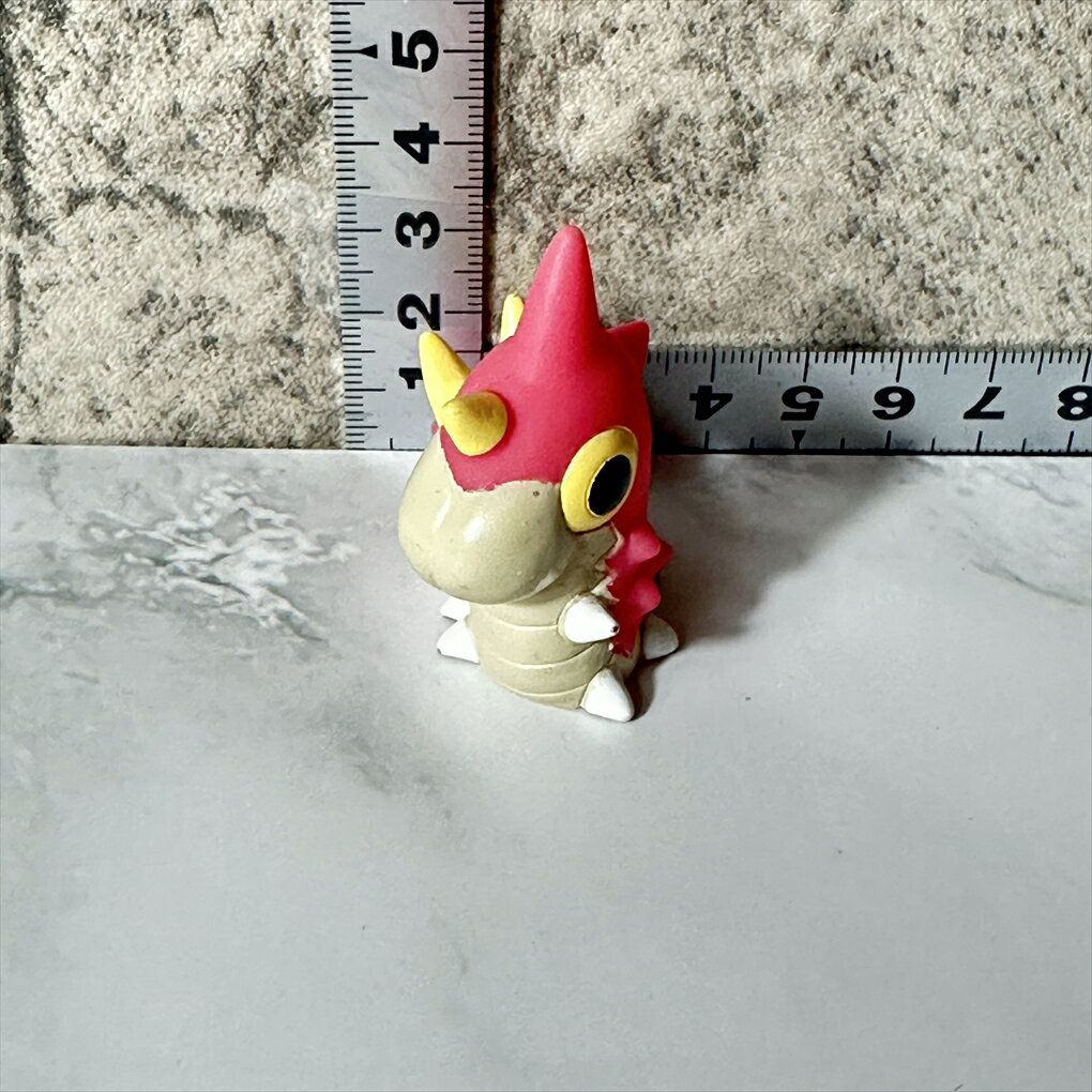 【中古】 【進化が楽しみ】 【ホウエン地方の虫】 ポケットモンスター ケムッソ フィギュア 高さ約3cm 長さ約4cm レッド ベージュ 赤 肌色 中古品 ポケモン