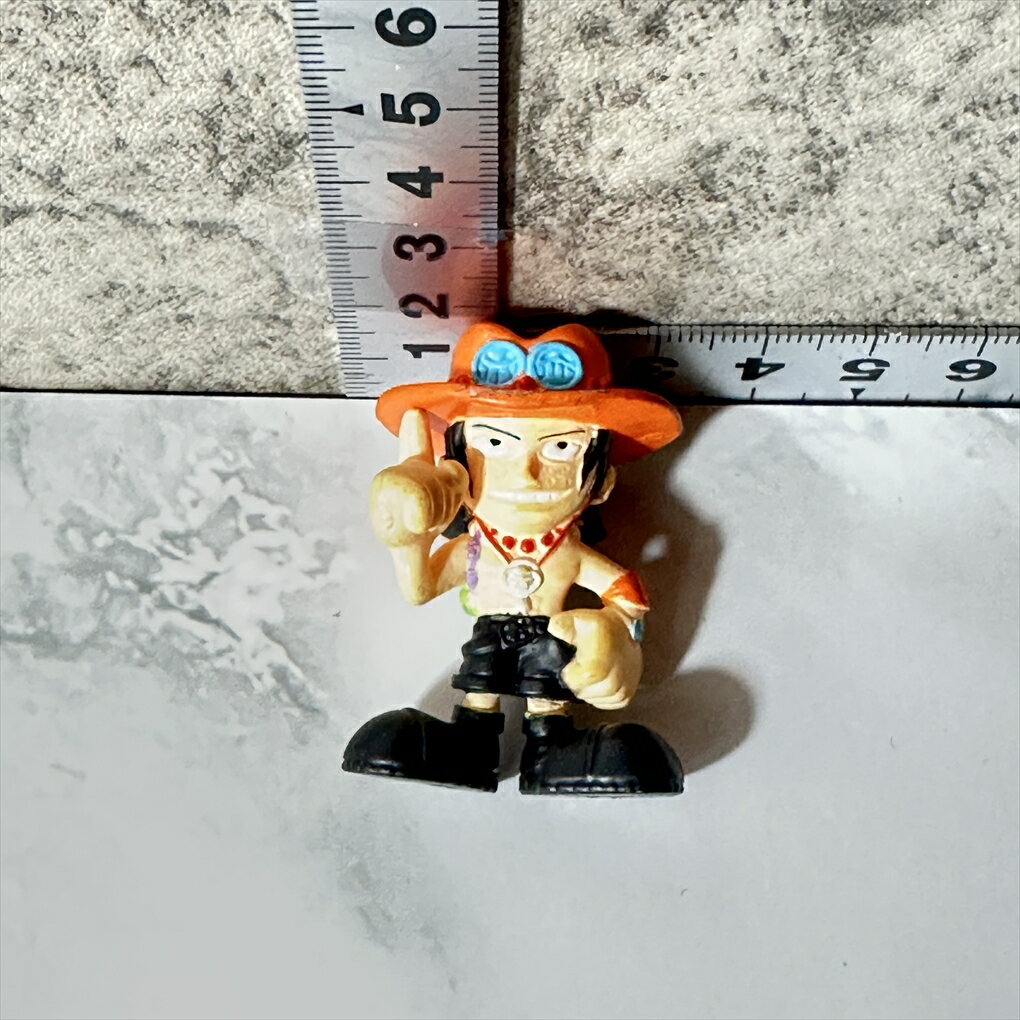 【中古】 【炎の兄貴が登場】 【小さくても大迫力】 ワンピース エース フィギュア ガチャ アラバスタ編 キャラクターグッズ ミニサイズ 中古品 デフォルメ造形 コンパクトモデル オレンジハット ゴーグルネックレス 裸上半身 黒ハーフパンツ
