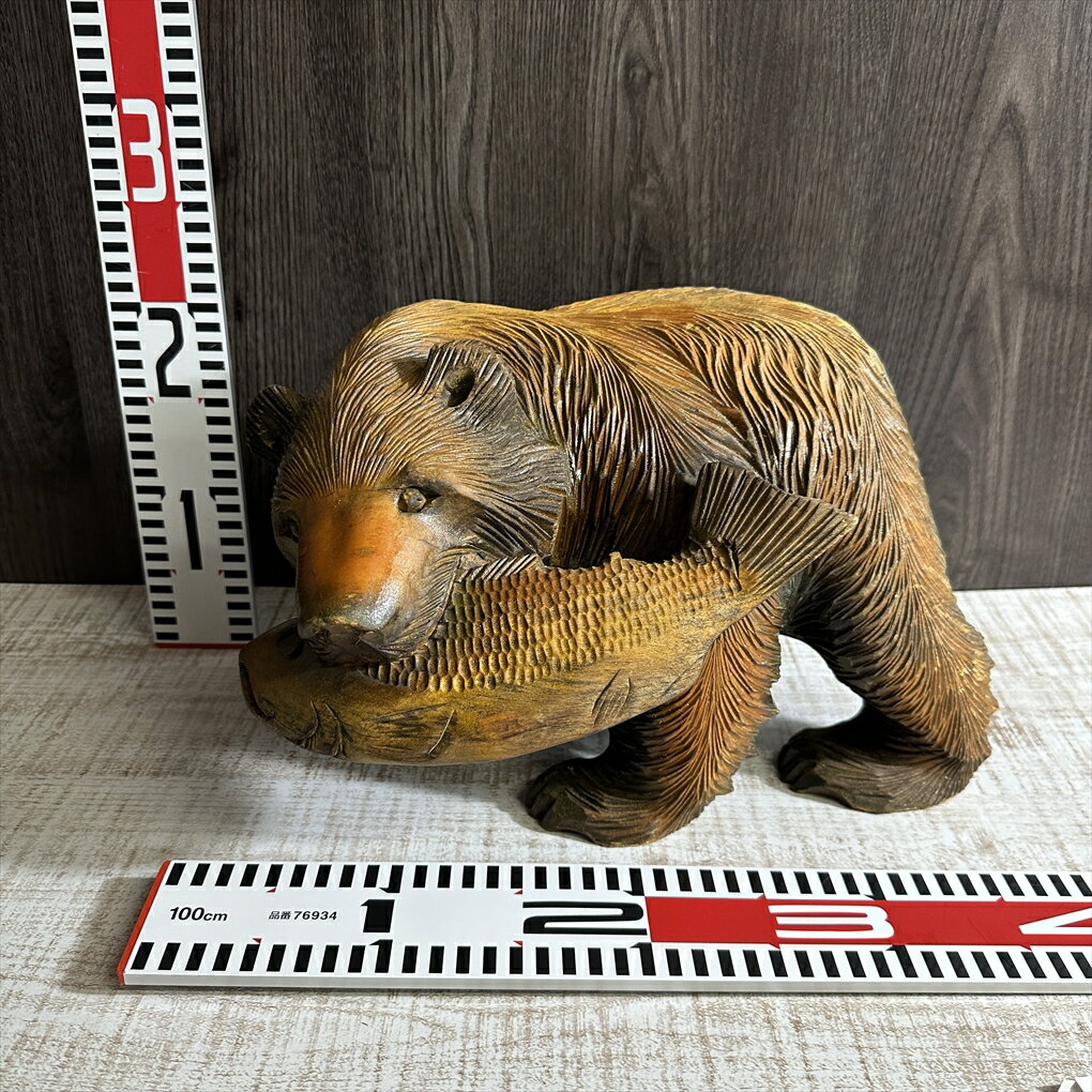 【中古】 【迫力の木彫り】【北海道の民芸品】 木彫りの熊 鮭喰い熊 置物 横幅約29cm 高さ約18cm 奥行約14cm 2556g ブラウン系 木製 彫刻 オブジェ インテリア 工芸品 中古のサムネイル