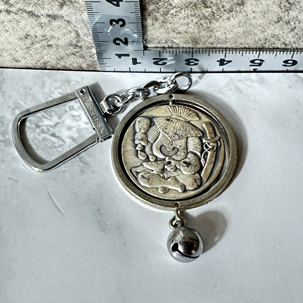 【中古】 【山口みやげ】 【いろり山賊】 山口 山賊 キーホルダー 天狗 玖珂 岩国 レストラン 記念品 両面デザイン 立体 直径約4cm