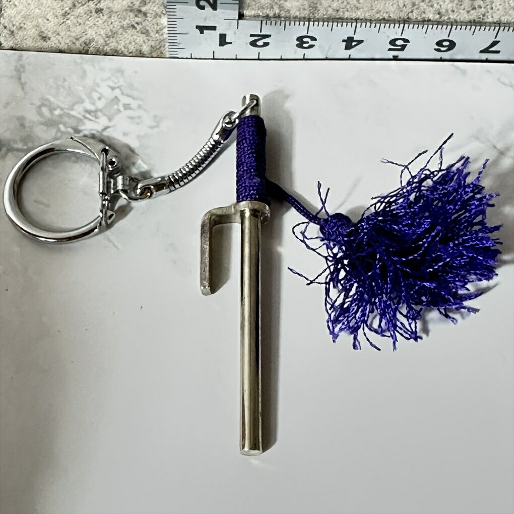 【中古】 【時代劇グッズ】 【レトロな武器】 十手 キーホルダー 捕物道具 武器 武具 ミニチュア レプリカ 房付き デザイン 全長約7cm