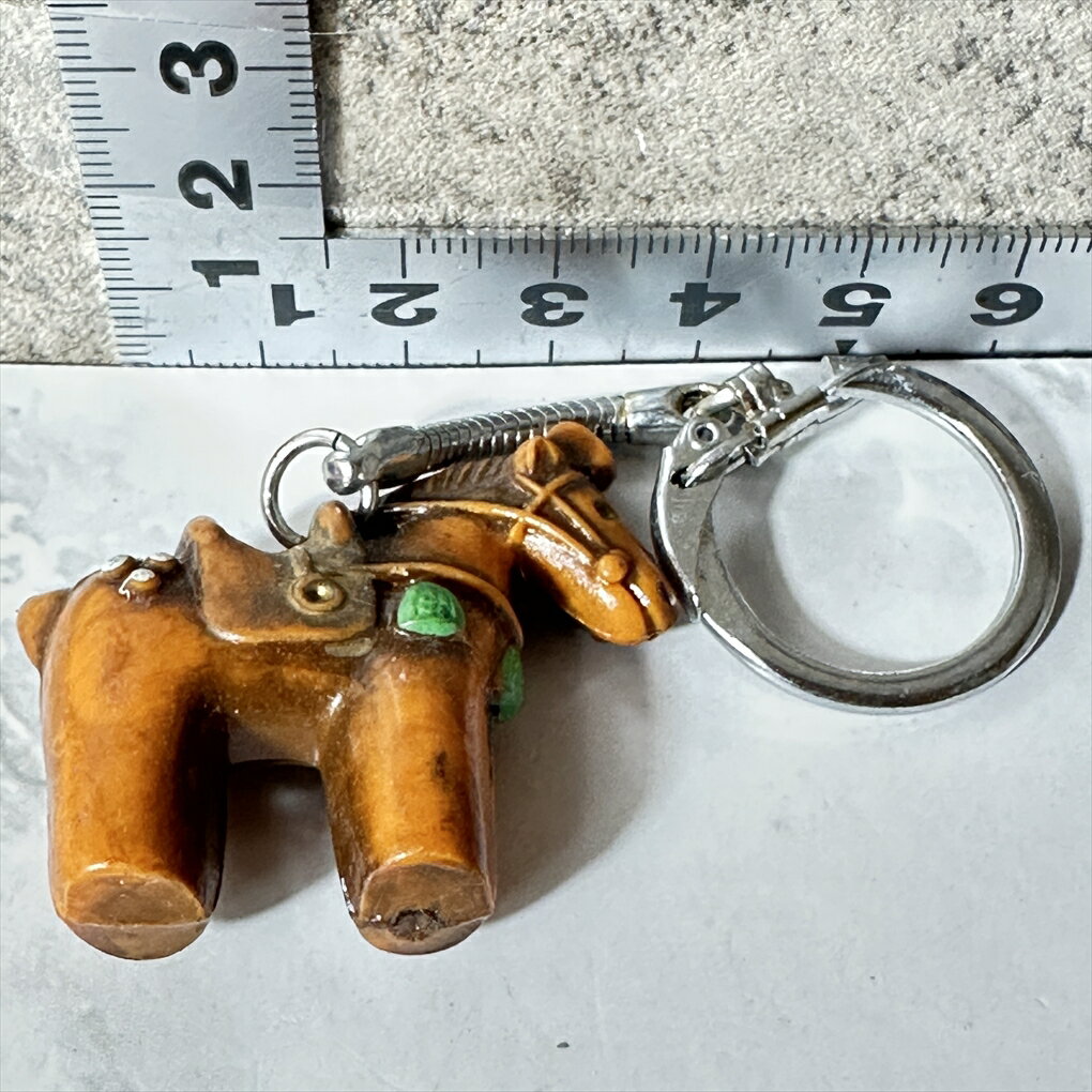 【干支午年】 【愛らしい馬】 馬 キーホルダー ホース マスコット 木彫り風 ブラウン グリーン ホワイト 縦約3.5cm 横約4cm 厚み約1.5cm 中古品