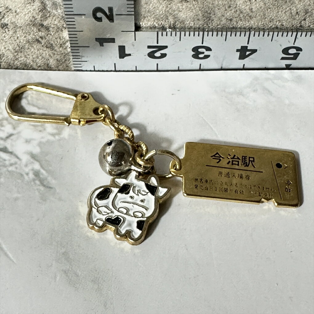 【鉄道ファン】 【ご当地今治】 今治駅 普通入場券 キーホルダー 牛 マスコット 鈴付き ゴールド シルバー ブラック ホワイト 縦約5.5cm 横約2.5cm...
