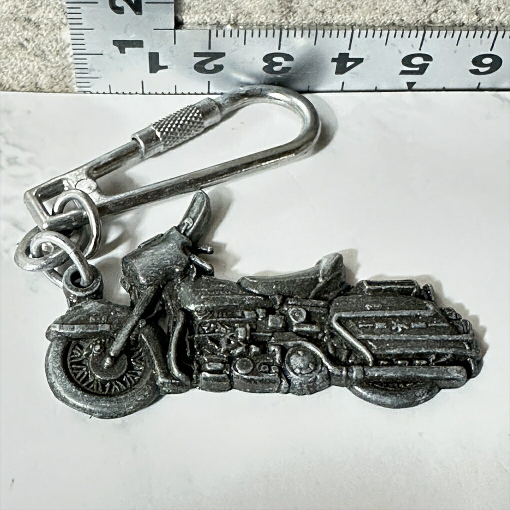 【アメリカン】 【ハーレーダビッドソン】 HARLEY DAVIDSON スキー高原 キーホルダー バイク オートバイ シルバー 縦約2cm 横約6.5cm 厚...