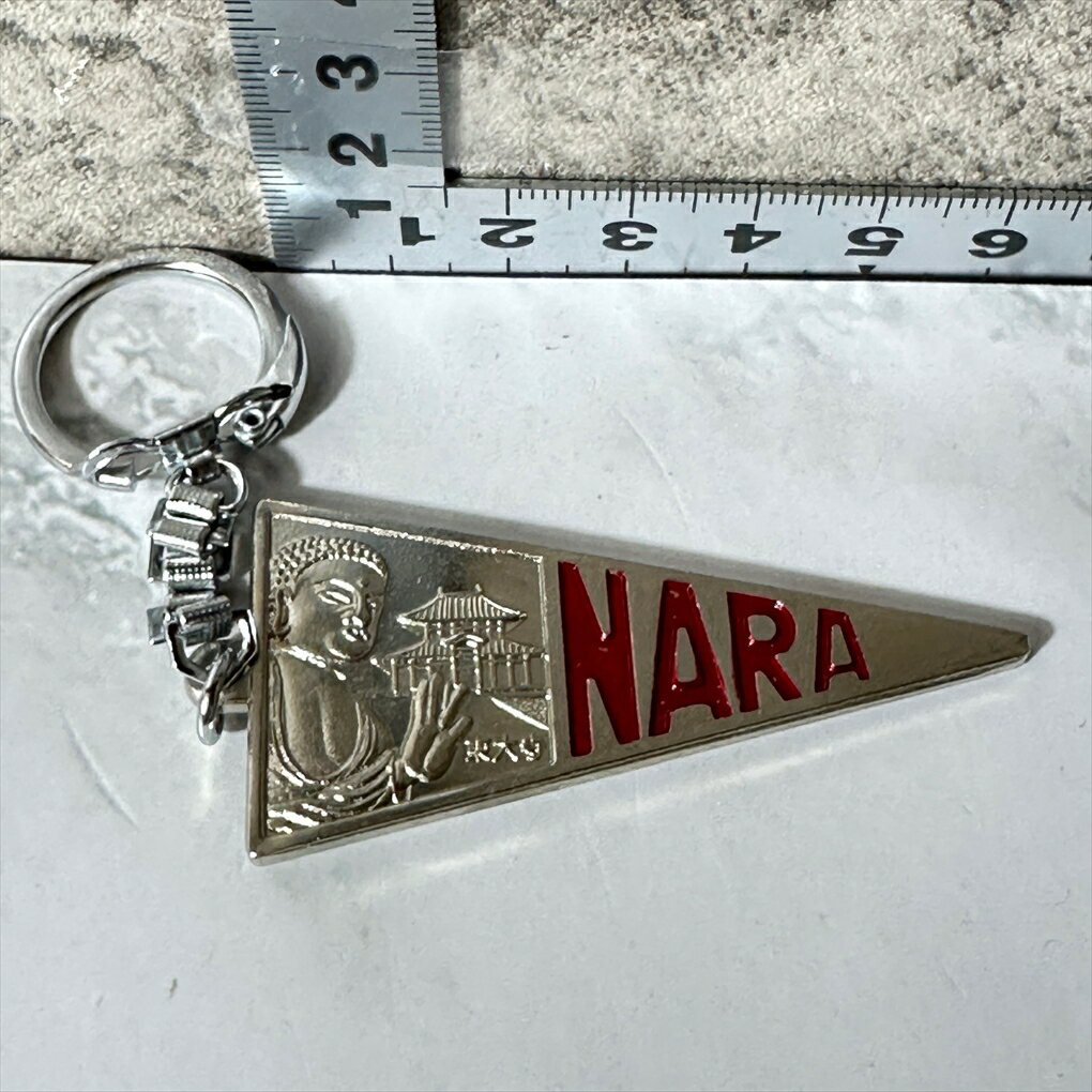 【奈良限定】 【世界遺産】 NARA 奈良 東大寺 大仏 鹿 五重塔 キーホルダー ペナント型 シルバー レッド 縦約3.5cm 横約6cm 厚み約0.3cm ...