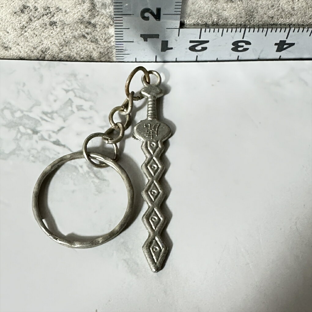 【縁起物】 【虎モチーフ】 虎 キーホルダー 蛙 カエル シルバー 縦約4.5cm 横約1.5cm 厚み約0.3cm 金属製 中古品