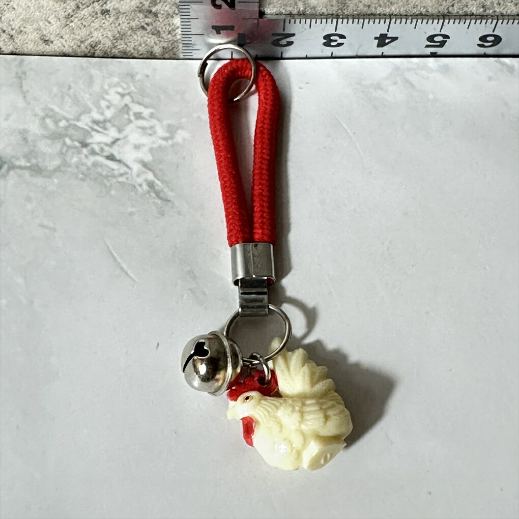 【酉年】 【干支グッズ】 鶏 ニワトリ キーホルダー ストラップ 鈴付き レッド クリーム シルバー 縦約6cm 横約2.5cm 厚み約2cm 樹脂 金属製 中...