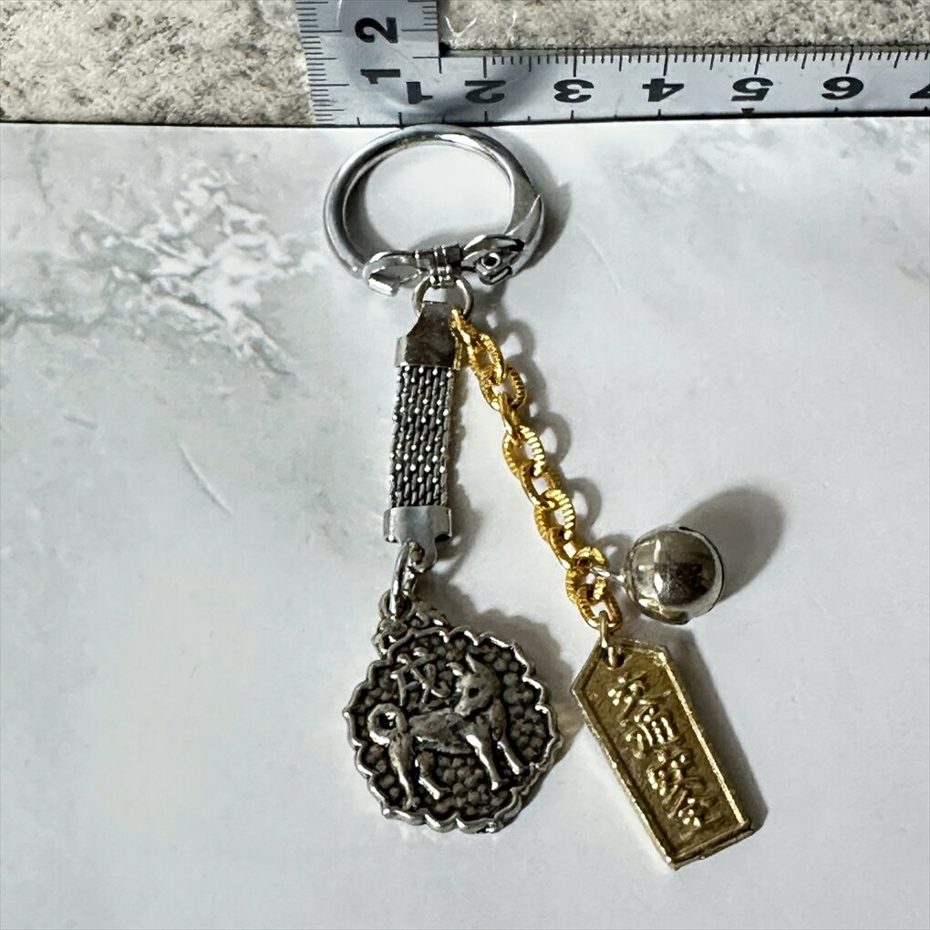 【縁起物】 【厄除け開運】 干支 戌 犬 いぬ キーホルダー 鈴付き ゴールド シルバー 縦約6cm 横約3cm 厚み約0.5cm 金属製 中古品