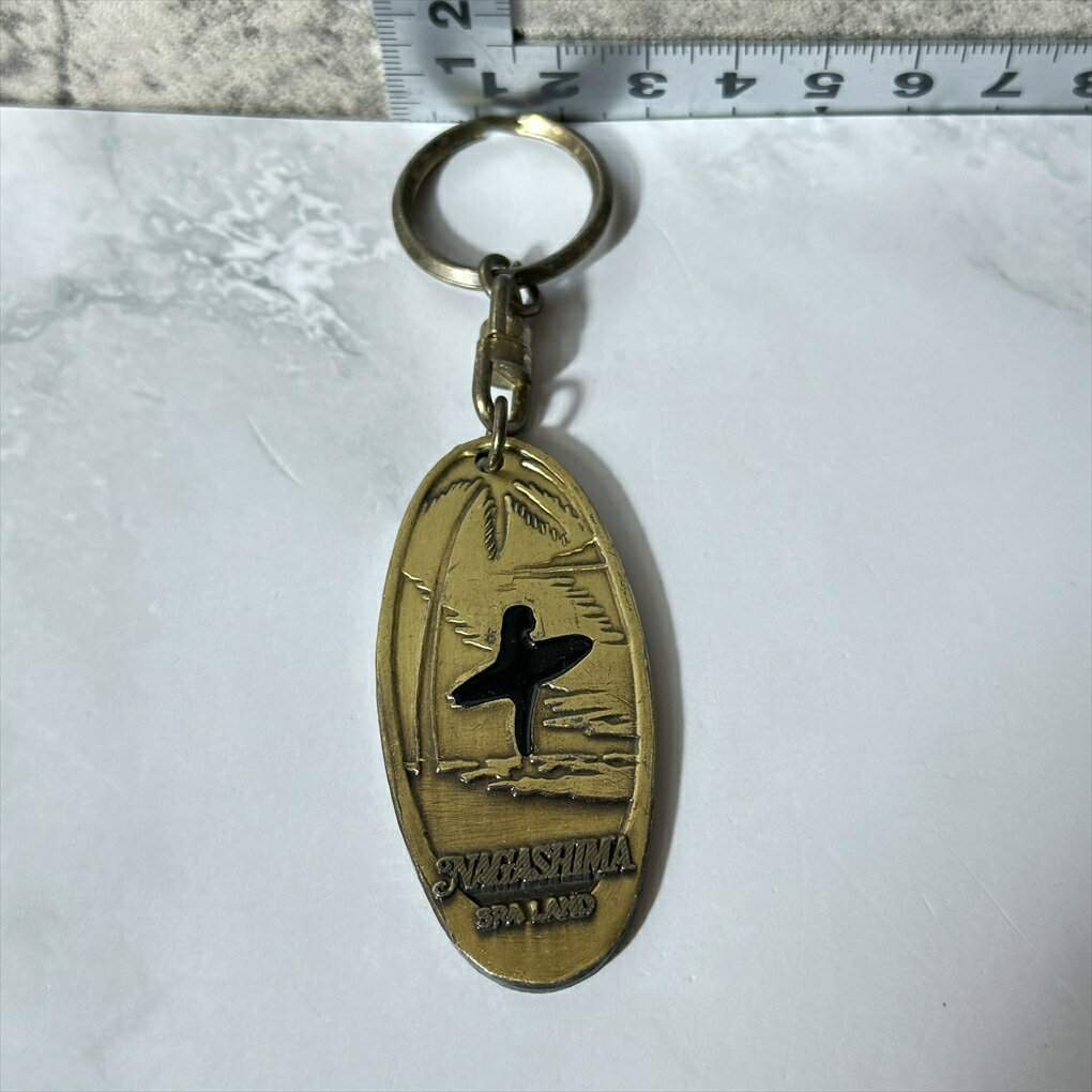 【サーフィン愛好家必見】 【長島観光記念の逸品】 NAGASHIMA 長島 BRA LAND キーホルダー サーフボード サーファー ゴールド ブラック 縦約5...