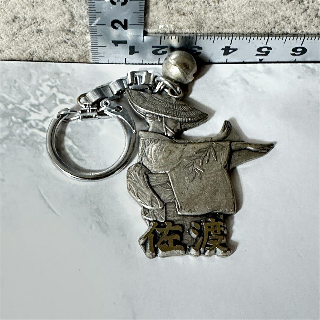 【佐渡の伝統】 【佐渡おけさの踊り子】 佐渡 SADO キーホルダー 踊り子 鈴付き シルバー ゴールド 縦約5.5cm 横約4.5cm 厚み約0.5cm 金属...