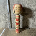 【中古】 【津軽の名工の逸品】 【心和む優しい表情】 今晃 作 津軽系 伝統こけし 高さ約31cm 横約7cm 縦約7cm 赤色系 黒髪 木肌色 ナチュラルブラウン 中古品 動作確認済み インテリア雑貨 置物 飾り物 伝統工芸品 民芸品 日本人形 和風人形 木製おもちゃ 郷土玩具
