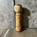 【中古】 【愛らしい表情】 【鳴子の伝統美】 鳴子こけし 作間 作 伝統こけし 高さ27cm 横7cm 縦7cm ナチュラル レッド イエロー グリーン 中古品 動作確認済み 置物 インテリア 和風 民芸品 工芸品 郷土玩具 日本文化 コレクション 木製 人形 手作り 女の子 かわいい