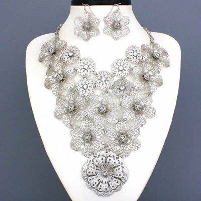 【1点限り＆再入荷なし】たっぷりレースフラワーのビンテージシルバーネックレス
