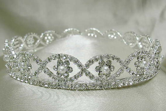 控えめで清楚なフラワーパールクラウン