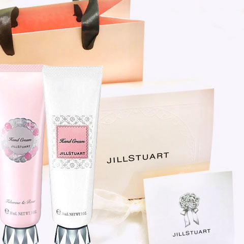 JILL STUART(ジルスチュアート) ハンドクリーム ギフトBOXセットお誕生日プレゼントは勿論、ホワイトデーのお返しやクリスマスプレゼントにも最適なギフトセット。お世話になった方、大切な女性へ気持ちが伝わる一品。 ※リニューアルにつき一部商品画像とデザインが異なる場合がございますセット内容 ・ジルスチュアート　ハンドクリーム　ホワイトフローラル （30g）x1 ・ジルスチュアート　ハンドクリーム　ロージーズ（30g）x1 ・JILL STUARTオリジナルギフトBOX（外寸 W150mm×D130mm×H41.5mm） x1 ・JILL STUARTロゴ入りメッセージカード x1 ・JILL STUARTショップバッグ（お渡し用御手提げとしてご利用頂けます。） x1 ※商品は画像の通りラッピングし、お届けいたします。 ジルスチュアート　ハンドクリーム　ロージーズ　30g リッチな潤いで指先までふっくら、しなやかな手肌に。 コクのあるタッチで、とろけるように手肌に伸び広がるリッチな使用感。 チュベローズ＆ローズがロマンチックに香る、浸透性の高いハンドクリームです。 エモリエント成分配合によるみずみずしい潤いが、乾燥しやすい肌を柔らかくほぐして包み込み、しなやかで柔らかな手肌に導きます。 ジルスチュアート　ハンドクリーム　ホワイトフローラル　30g 乾燥した環境にさらされやすい手肌や爪を保護し、しっとり感が持続。 保湿効果の高いハチミツ成分や、シルクの潤い成分をたっぷり配合しました。 肌になじみやすく、ベタつきのない心地よい使用感です。当店ではシャネル（CHANEL)|イブサンローラン（YSL)|クリスチャンディオール（Dior）|ランコム（LANCOME）|クリニーク（CLINIQUE）|エスティ—ローダー(ESTEE LAUDER)|ナーズ（NARS）|クラランス（CLARINS）等の海外ブランド化粧品・コスメ通販を行っております。