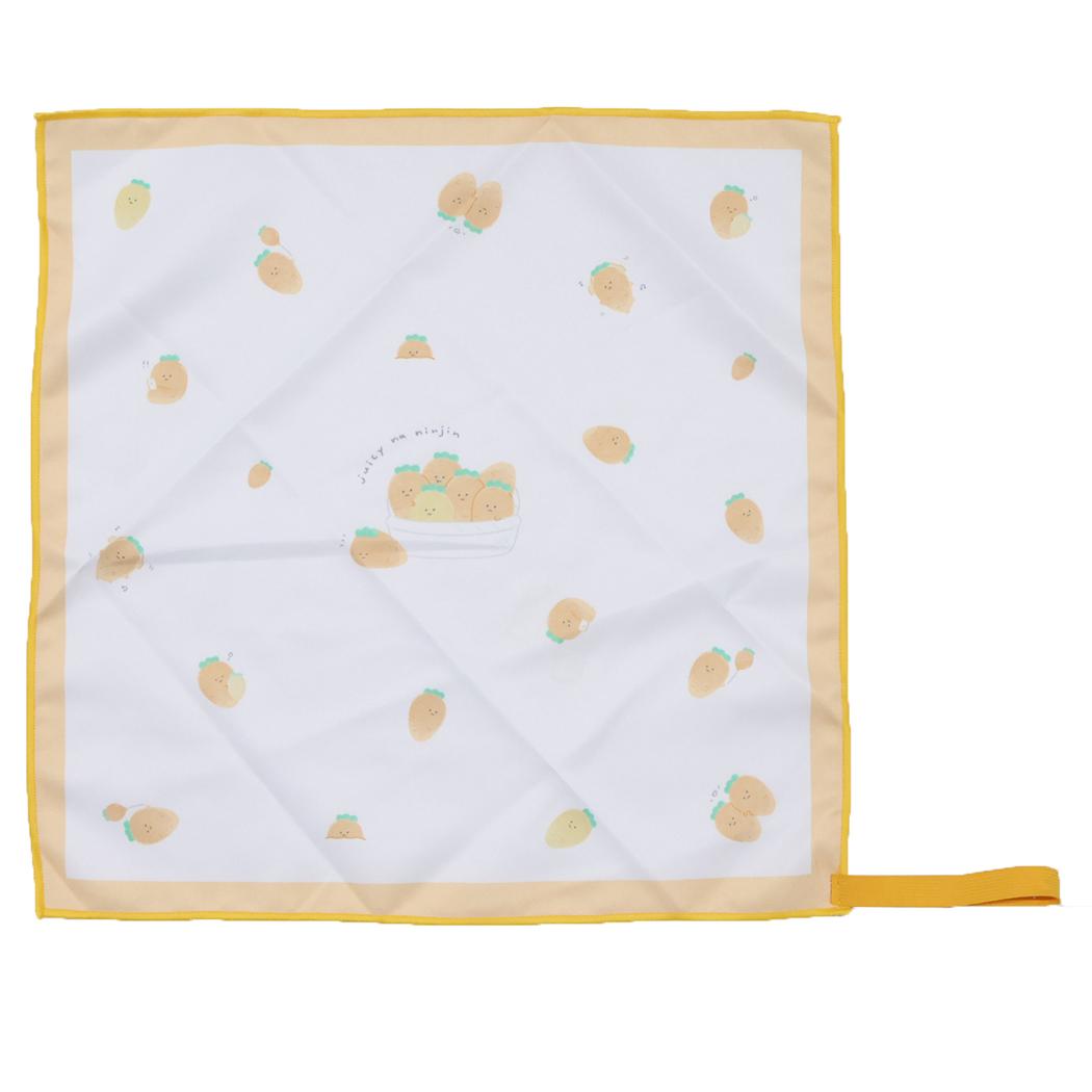 ジューシーなにんじん お弁当箱ナフキン ゴム付きランチクロス カミオジャパン 新学期準備 かわいい グッズ メール便可 あす楽 シネマコレクションジューシーなにんじんのかわいいランチ雑貨シリーズ新生活/ランチグッズ/小学生/中学生/遠足入学 新学期にぴったりのキュートなランチ雑貨シリーズこちらはお弁当箱などを包むことも出来ちゃう[ゴム付きランチクロス]結ばずゴムで留めるだけ！簡単で楽チン！シワになりにくいポリ素材他にもいろいろありますのでお気に入りを見つけて下さいサイズ：約400x400mm素材：ポリエステル100％カラー/オレンジ系（橙色）このカテゴリにはこんな商品が含まれていますキッチン雑貨【ランチクロス】を見た人はこんなキャラクター グッズを検索していますこれを見た人はこんなキーワードで検索していますキャラクター お弁当箱ランチ巾着ランチョンマット大判 ハンカチお弁当 グッズお弁当箱ランチ グッズランチ 用品キャラクター 弁当水筒