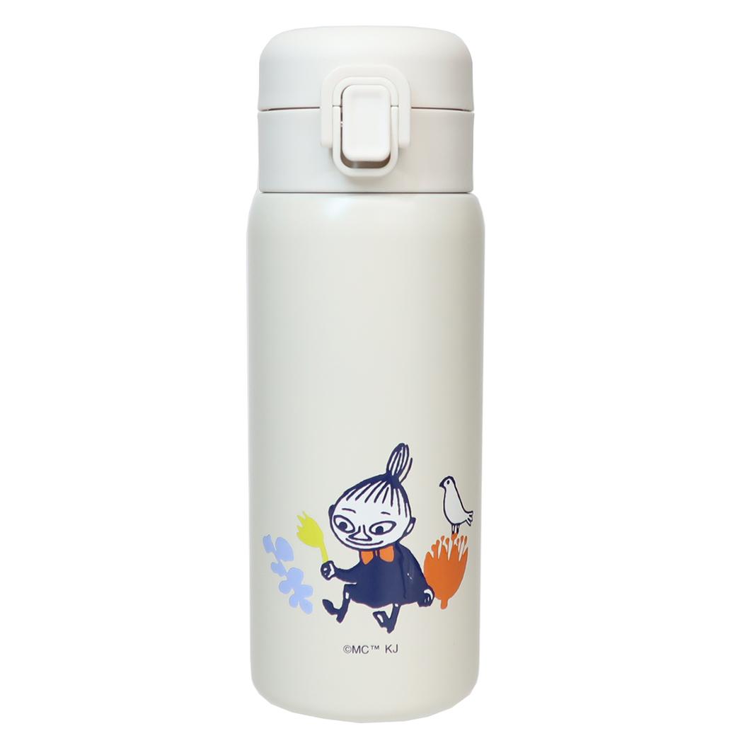 ムーミン 保温保冷水筒 ワンプッシュステンレスボトル350ml LMF26 北欧 カミオジャパン ロック機能 キャラクター グッズ あす楽 シネマコレクションリトルミイフェアシリーズ登場オフィス/学校/ランチグッズ/可愛い 水筒/遠足大人気[Moomin/ムーミン]グッズにまたまた可愛いnewアイテム登場こちらは定番人気アイテム[ステンレスボトル]持ち運びに安心なロック機能付きで開けてすぐ飲めるワンプッシュ式でとっても便利ステンレス製で保温 保冷効果もあるので、学校など通学はもちろん、遠足などレジャーにもばっちり同デザインのいろいろなランチ雑貨があるのでお気に入りを揃えてくださいサイズ：約65x184x65mm容量：約350ml【ムーミン】キャラクター グッズ はこちらから >>このカテゴリにはこんな商品が含まれていますキッチン雑貨【水筒：保冷・保温機能付き】これを見た人はこんなキーワードで検索していますキャラクター 水筒子供 水筒保温 水筒マグボトルキッズ 水筒お弁当箱ランチ グッズランチ 用品キャラクター 弁当水筒
