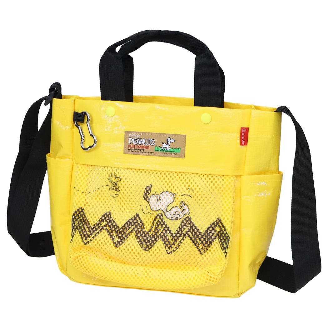 スヌーピー トートバッグ IP.SQ.Buddy.Peanuts-1E SQUAREお散歩バッグ YELLOW ピーナッツ ルートート ショルダー 2way 軽量 プレゼント キャラクター グッズ あす楽 シネマコレクショントートバッグ＆ショルダーバッグの2wayお出かけ/かわいい/鞄/肩掛け/斜め掛け大人気[PEANUTS/SNOOPY]グッズにまたまた可愛いnewアイテム登場長さ調節可能なショルダー付き。（取り外しはできません）前面に付いた骨型のカラビナには、マナー袋や水飲み用のお皿などを引っ掛けられます。外側4箇所、内側2箇所。コンパクトなサイズながらポケット充実！お散歩だけでなく、日常生活からレジャー＆アウトドアなど様々なシーンで活躍してくれます。いろんなバッグあるからお気に入り見つけてねサイズ：約305x220x90mm（持ち手：250mm、ショルダー：最長1200mm）素材：ポリエチレン（表地）/ポリプロピレン（持ち手）/プラスチックホック（留め具）カラー/イエロー系（黄色）【スヌーピー】キャラクター グッズ はこちらから >>このカテゴリにはこんな商品が含まれていますバッグ・財布【トートバッグ】これを見た人はこんなキーワードで検索していますA4 トートキャラクター トートバッグディズニー バッグサンリオ バッグトートバッグ キャンバスキャラクター ポーチキャラクター ファッションキャラクター グッズキャラクター バッグファッション小物