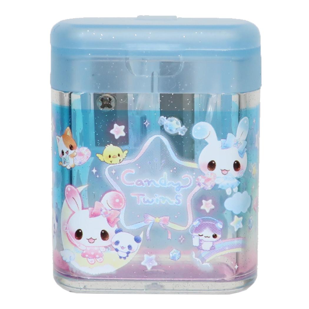 キャンディツインズ 鉛筆削り 2WAYシャープナー スター クーリア 新学期準備文具 平成レトロキャラクター Y2K グッズ あす楽 シネマコレクション新入学新学期に可愛い雑貨や文具で揃えちゃおう小学生/中学生/高校生/可愛い 文具/プレゼント毎日が楽しくなるキュートなステーショナリーシリーズこちらはとっても可愛い[TWIN鉛筆削り]普通の黒鉛筆(硬い芯)と色鉛筆（やわらかい芯）の削りわけが出来るなのにミニサイズなので筆箱の中でもかさばらない同シリーズの文房具いろいろあるのでお気に入りで揃えちゃおうサイズ：約40x50x26mm素材：AS、PPカラー/ブルー系（青・紺・ネイビー）このカテゴリにはこんな商品が含まれています筆記用具・ノート【鉛筆キャップ・鉛筆削り】を見た人はこんなキャラクター グッズを検索していますこれを見た人はこんなキーワードで検索しています2B 鉛筆B 鉛筆シャープペンHB ペンキャラクター 筆記具キャラクター 文具キャラクター 文房具小学生中学生入学準備