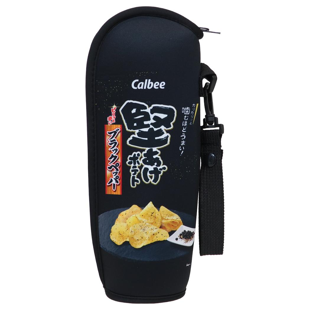 お菓子シリーズ ペットボトルホルダー ソフトボトルケース 堅あげポテト 東亜金属 ペットボトルカバー ステンレスボトルカバー グッズ あす楽 シネマコレクションウェットスーツ素材でボトルをキズや衝撃から守ります。水筒ケース/水筒カバー/アウトドア/レジャー/ユニークみんな大好きお菓子パッケージのかわいい雑貨シリーズこちらはクッション性のある[ソフトボトルケース]大きく開くから出し入れらくらくステンレスボトルもペットボトルも入る便利なサイズスナップボタンが付いたストラップが付いているのでかばんやベルトに取り付け可能です他にもいろんなグッズがあるのでお気に入りを揃えてくださいサイズ：約100x260x75mm素材：本体(ポリエステル、スチレンブタジエンゴム)/チャック(プラスチック、ニッケル)/ストラップ(PP)ボタンフック(プラスチック)/パイピング(ポリウレタン)このカテゴリにはこんな商品が含まれていますキッチン雑貨【ペットボトルホルダー】を見た人はこんなキャラクター グッズを検索していますこれを見た人はこんなキーワードで検索していますボトルケース水筒 ケース保温 ケース保冷 ケースキャラクター 水筒お弁当箱ランチ グッズランチ 用品キャラクター 弁当水筒