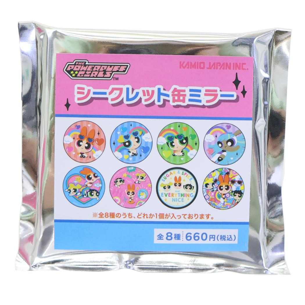 パワーパフガールズ 手鏡 シークレット缶ミラー 全8種の内どれか1個 カミオジャパン コレクション雑貨 キャラクター グッズ メール便可 あす楽 シネマコレクション全部集めたくなるトレーディング雑貨シリーズコンパクトミラー/持ち歩き/ミニサイズ/小さい 鏡/ミニミラースーパーパワーを持ったブロッサム バブルス バターカップの3人娘が大活躍する[POWER PUFF GIRLS]グッズにまたまた可愛いnewアイテム登場こちらは手のひらサイズの[シークレット缶ミラー]メイクの確認もしやすいサイズで普段使いにぴったり。全8種類のうち1種類がブラインドパッケージに入っていますどのデザインが出るかはお楽しみに…ほかにもいろんなグッズがあるのでコレクションしてくださいサイズ：直径約74x5mm素材：ブリキ、ガラスセット販売ではありません（1個からの販売になります）【パワーパフガールズ】キャラクター グッズ はこちらから >>このカテゴリにはこんな商品が含まれています生活雑貨【手鏡】これを見た人はこんなキーワードで検索していますコンパクトミラー折りたたみ鏡化粧用品コスメ雑貨ミニ鏡キャラクター インテリアキャラクター 雑貨キャラクター柄インテリア小物かわいい 部屋