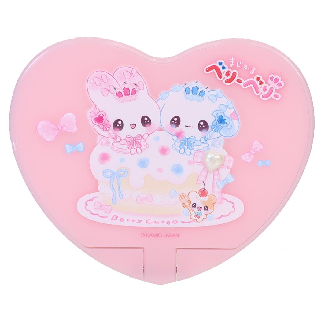 まじかるベリーベリー 手鏡 ストーンつきハートミラー vol.3 ピンク カミオジャパン 化粧直し かわいい グッズ メール便可 あす楽 シネマコレクションいつでもサッと身だしなみチェックハンドミラー/メイク/携帯/プレゼント/ギフトちょっぴり懐かしくて新しい"令和"の新きゃらくたー[まじかるベリーベリー]グッズにまたまた可愛いnewアイテム登場こちらは身だしなみの必需品[ハート型コンパクトミラー]ちょっぴり大きめのミラーで使いやすい開いてスタンドになるのでお化粧直しにぴったり同シリーズの雑貨いろいろあるのでお気に入りで揃えてくださいサイズ：約108x90x5mm[Made in Japan]カラー/ピンク系（フューシャピンク・ライトピンク）このカテゴリにはこんな商品が含まれています生活雑貨【手鏡】これを見た人はこんなキーワードで検索していますコンパクトミラー折りたたみ鏡化粧用品コスメ雑貨ミニ鏡キャラクター インテリアキャラクター 雑貨キャラクター柄インテリア小物かわいい 部屋