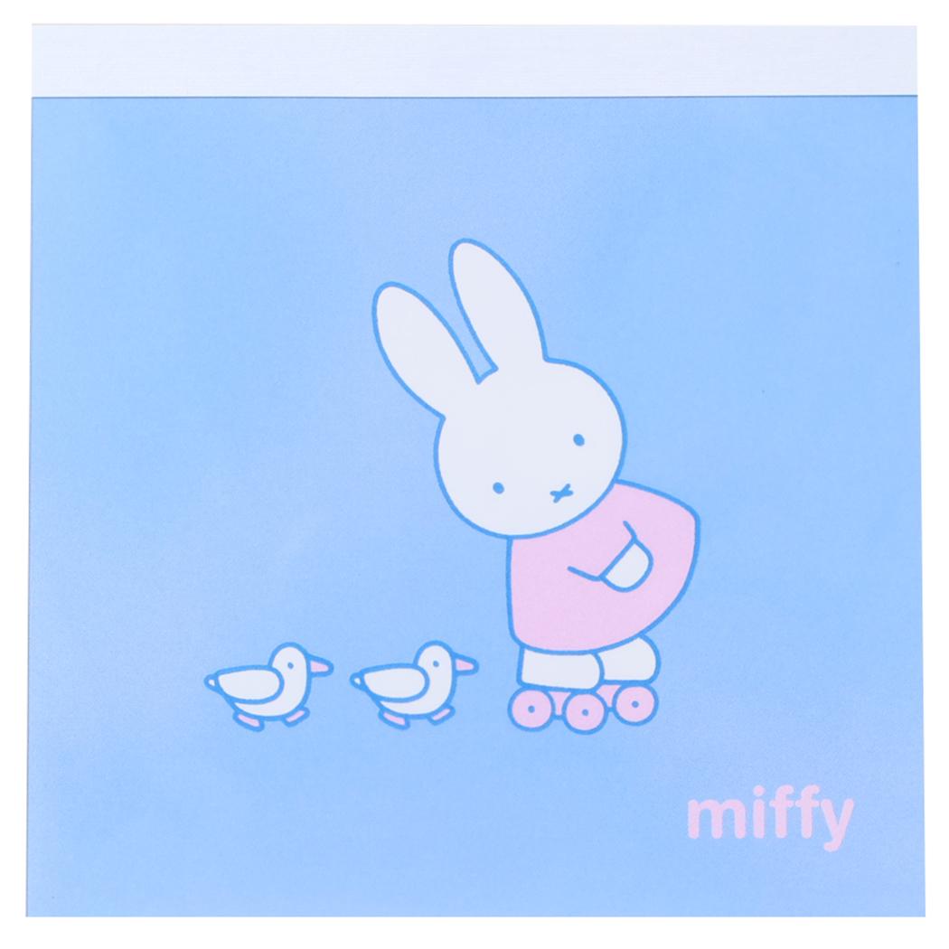 ミッフィー メモ帳 メモパッドスクエア friends ディックブルーナ Green Flash 新学期準備文具 絵本キャラクター グッズ メール便可 あす楽 シネマコレクション[ミッフィーと一緒に日常を楽しく過ごす]テーマにしたシリーズ文房具/ステーショナリー/メッセージ/伝言/かわいいディックブルーナの人気絵本[miffy/ミッフィーちゃん]グッズにまたまた可愛いnewアイテム登場こちらは人気アイテム[スクエアメモ]4柄各25枚入りでたっぷり使える硬質塩ビの表紙には樹脂盛り加工が施されています。あそんだり、おどったり楽しく過ごすミッフィーに、日常をやさしく彩る配色の組み合わせ！同シリーズの文具いろいろあるのでお気に入りを揃えてくださいサイズ：約100x100mm中紙：100枚(4柄x各25枚)素材：硬質塩ビ、紙[Made in Japan]【ミッフィー】キャラクター グッズ はこちらから >>このカテゴリにはこんな商品が含まれています筆記用具・ノート【メモ帳】ミッフィーを見た人はこんなキャラクター グッズを検索していますミッフィー グッズミッフィー キャラクター グッズ ミッフィー 子供ミッフィー グッズ 小学生ミッフィー グッズ 中学生ミッフィー 文具ミッフィー タオルミッフィー 弁当箱ミッフィー ポーチミッフィー 財布ミッフィー バッグミッフィー 筆箱ミッフィー 食器これを見た人はこんなキーワードで検索しています電話メモ伝言 メモキャラクター メモ付箋メモミニ メモキャラクター 文具キャラクター 文房具小学生中学生入学準備