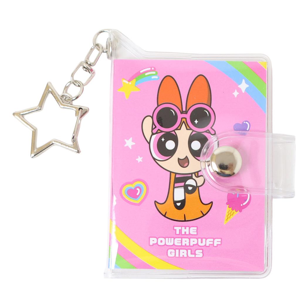 スーパーパワーを持ったブロッサム バブルス バターカップの3人娘が大活躍する[POWER PUFF GIRLS]グッズにまたまた可愛いnewアイテム登場こちらは今流行中の[シールブックキーホルダー]本当にシールを貼ってはがせるミニブックです星型のナスカンがポイントバッグなどにつけて楽しんじゃおうほかにもいろんなデザインがあるのでお気に入りを揃えてくださいサイズ：約60x80x8mm（シール台紙 15枚）素材：PVC、紙パワパフ/キーチェーン/チャーム/バッグチャーム/ステッカー/デコシール/デコステッカーこの商品と同じようなおすすめ商品　⇒パワーパフガールズ バブルス　⇒パワーパフガールズ バターカップ　⇒パワーパフガールズ ヘッドフォンキーホルダーパワーパフガールズ バブルス同じキャラクター・同じ種類の商品を探す　⇒同じキャラクター（パワーパフガールズ）の商品はこちら　⇒同じ種類（キーホルダー）の商品はこちら　⇒同じキャラクターの同じ種類（パワーパフガールズ キーホルダー）の商品はこちら