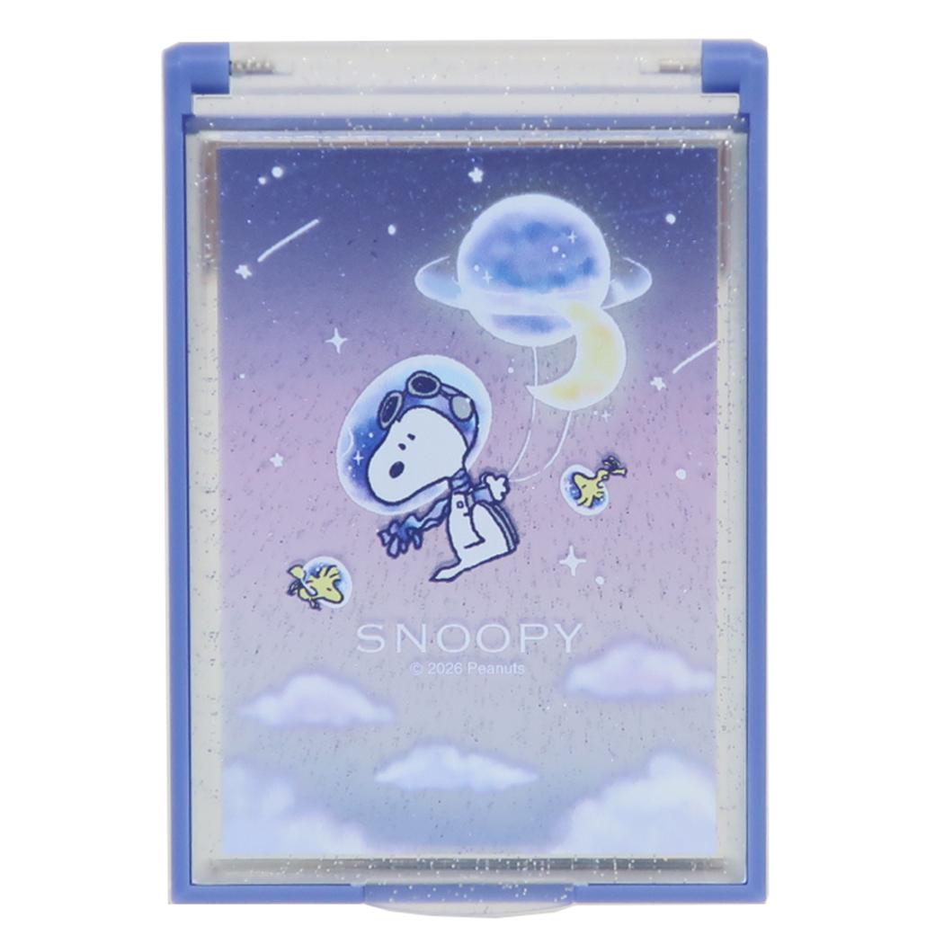 大人気PEANUTS/SNOOPYグッズにまたまた可愛いNEWアイテム登場こちらは女子の必需品[折りたたみミラーS]に新作登場!!コスメポーチにも入れられて、コンパクトに持ち運べるのでとっても便利!開いてスタンドになるのでお化粧直しにもぴったりほかにも可愛い雑貨いろいろあるのでお気に入りを探してくださいサイズ：約57x83x5mm素材：PS、ガラス[Made in Japan]
