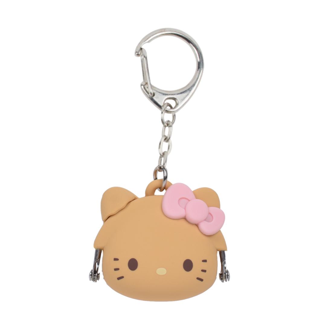 大人気サンリオキャラクターグッズにまたまた可愛いnewアイテム登場こちらはシリコン製のがまぐち[mimi POCHI Bit/ミミポチビット]開け閉めの良さや汚れにくさなど、使い方を配慮したデザインですキーリング付きなのでカバンやリュックに付けて使用できます可愛いサンリオグッズ色々あるのでお気に入りをみつけてねサイズ：約44x41x24mm素材：シリコーン、SUS