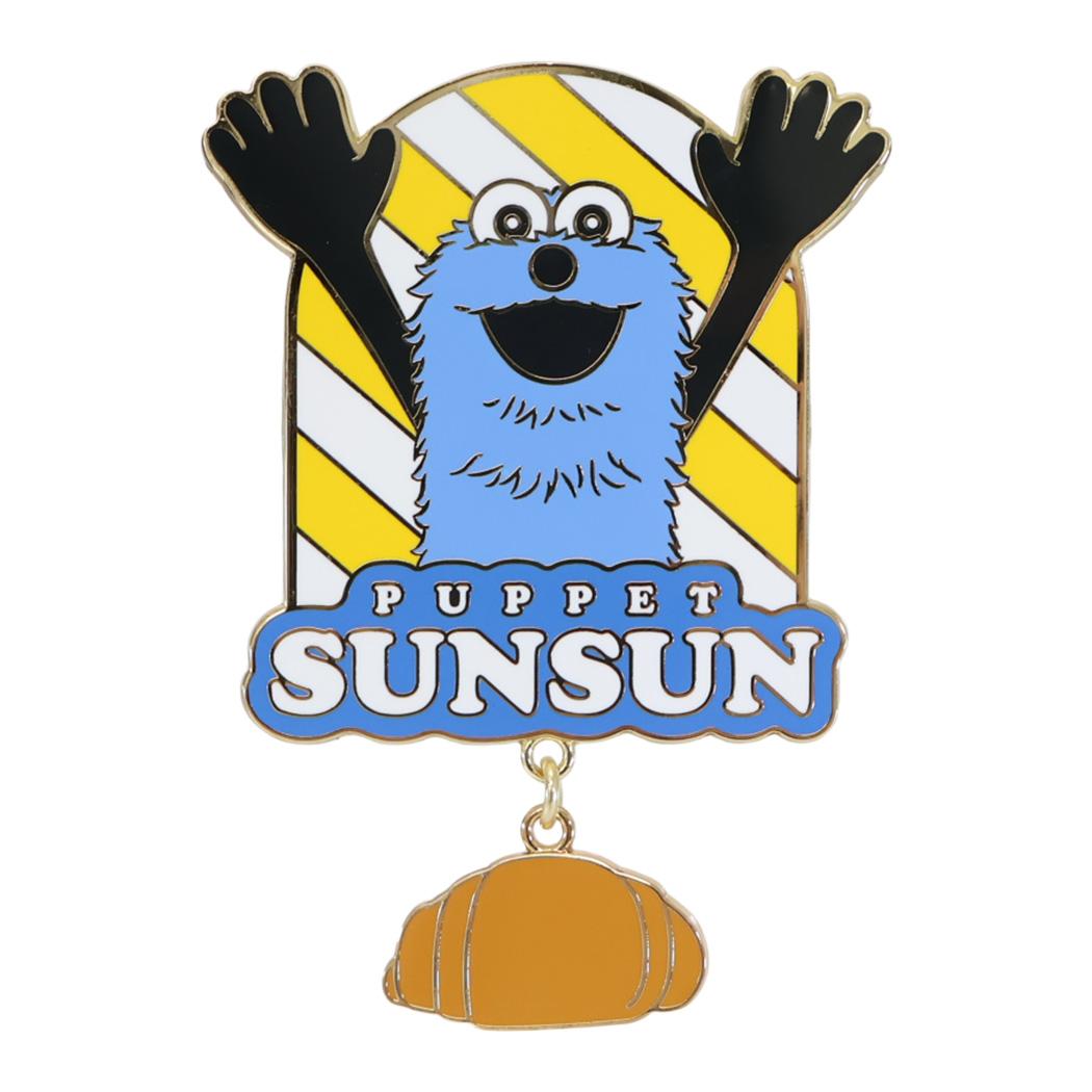 SNSで人気のキャラクター[パペットスンスン]グッズにまたまた可愛いnewアイテム登場こちらは定番人気アイテム[ピンバッジ」ゆらゆら揺れるチャーム付きバッグやポーチにつけておでかけしよう。ほかにもかわいい雑貨いろいろあるのでお気に入りを揃えてくださいサイズ：約53.8x56.5mm（上部）/約25.8x17.8mm（下部）