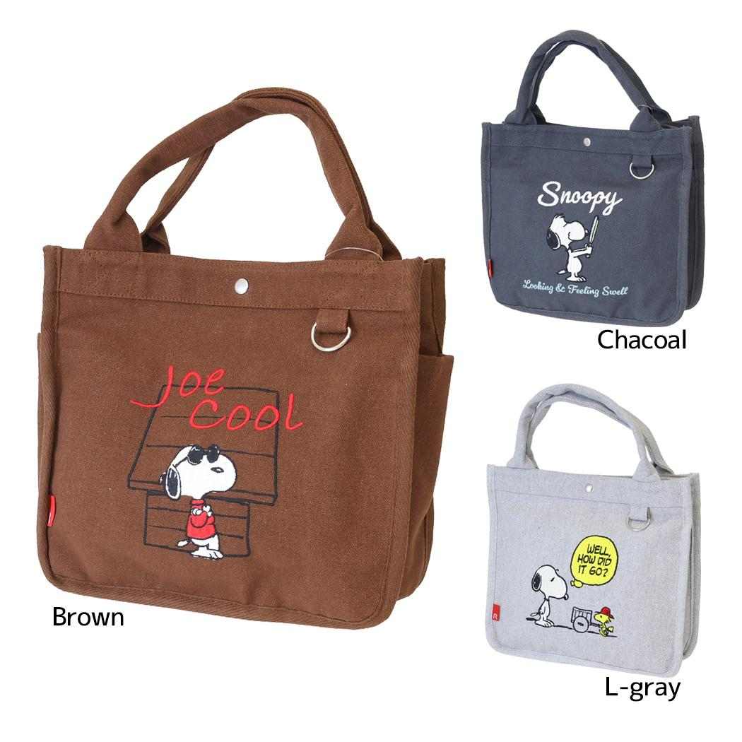 大人気[PEANUTS/SNOOPY]グッズにまたまた可愛いnewアイテム登場こちらは使いやすい[キャンバス生地ミニバッグ]ざっくり厚手のリサイクルコットン素材が、カジュアルスタイルにぴったり箱マチ仕様でしっかり自立、荷物の出し入れもスムーズです口元はドットボタン開閉。両サイドにルーポケット。内側には3つのポケット。ポケット同士を留めれば仕切りになり、ボトル類を立てたまま収納可能。持ち手の付け根にはDカン付き。サイズ：約245x230x900mm（持ち手：約310mm）素材：綿、ポリエステル、レーヨンポケット：外側2箇所 / 内側3箇所【カラー】Brown(4980862852015)Chacoal(4980862852022)L-gray(4980862852039)