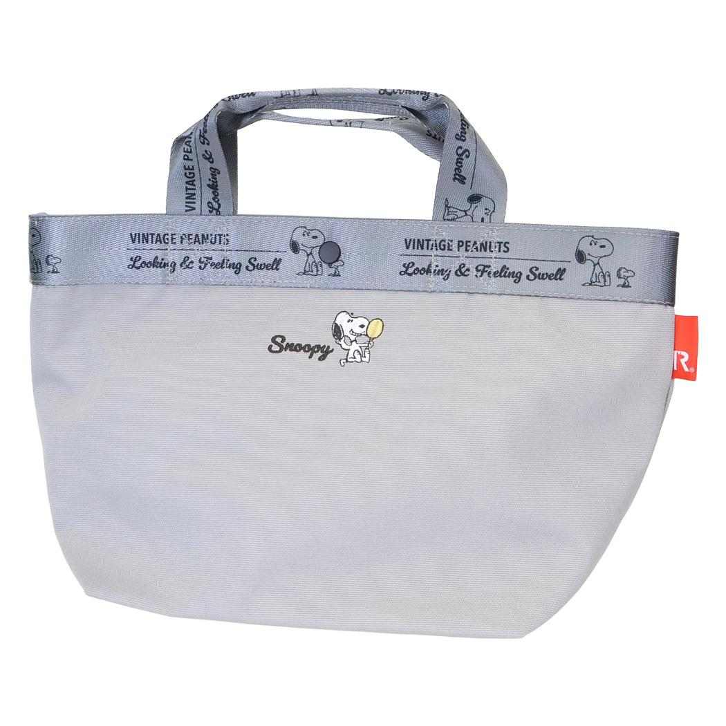 大人気[PEANUTS/SNOOPY]グッズにまたまた可愛いnewアイテム登場こちらは使いやすい[ミニトートバッグ デリ]スマホ、長財布、A5ノート、ボトル、折傘、ポーチなどをひとまとめに収納できます。広めの底マチだから、お弁当箱など幅のある荷物も安定して持ち運びが可能。内側と背面にはスマホサイズのオープンポケット付き。よく使うアイテムをサッと取り出せて便利です。可愛いキャラバッグいろいろあるのでお気に入りを揃えてくださいサイズ：約360x215x135mm(持ち手：250mm)素材：ポリエステル、ドットボタンポケット：外側:1箇所、内側:1箇所スヌーピーグッズ/小物入れ/小物ポーチ/マルチポーチ/収納ポーチ/手提げ/手提げバッグ/かばん/ランチボックス/ランチ/お弁当グッズ/コインケース/小銭入れ/コインパース/ミニ財布/ミニウォレットこの商品と同じようなおすすめ商品　⇒スヌーピー Ocher　⇒トートショルダーバッグ S アートウエルド 斜め掛けかばん 手提げ　⇒スヌーピー トートショルダーバッグ 75周年 アートウエルド 斜め掛けかばん同じキャラクター・同じ種類の商品を探す　⇒同じキャラクター（スヌーピー）の商品はこちら　⇒同じ種類（トートバッグ）の商品はこちら　⇒同じキャラクターの同じ種類（スヌーピー トートバッグ）の商品はこちら