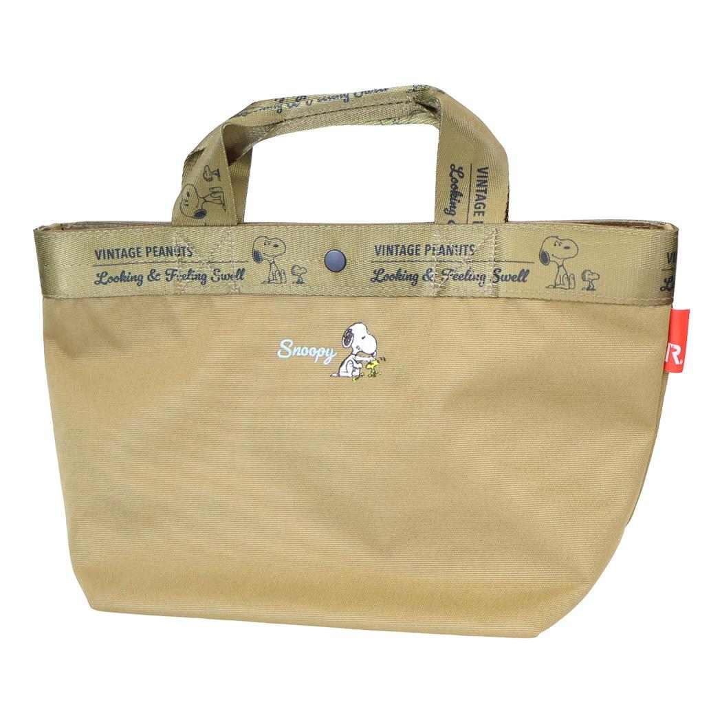 大人気[PEANUTS/SNOOPY]グッズにまたまた可愛いnewアイテム登場こちらは使いやすい[ミニトートバッグ デリ]スマホ、長財布、A5ノート、ボトル、折傘、ポーチなどをひとまとめに収納できます。広めの底マチだから、お弁当箱など幅のある荷物も安定して持ち運びが可能。内側と背面にはスマホサイズのオープンポケット付き。よく使うアイテムをサッと取り出せて便利です。可愛いキャラバッグいろいろあるのでお気に入りを揃えてくださいサイズ：約360x215x135mm(持ち手：250mm)素材：ポリエステル、ドットボタンポケット：外側:1箇所、内側:1箇所スヌーピーグッズ/小物入れ/小物ポーチ/マルチポーチ/収納ポーチ/手提げ/手提げバッグ/かばん/ランチボックス/ランチ/お弁当グッズ/コインケース/小銭入れ/コインパース/ミニ財布/ミニウォレットこの商品と同じようなおすすめ商品　⇒トートショルダーバッグ S アートウエルド 斜め掛けかばん 手提げ　⇒スヌーピー トートショルダーバッグ 75周年 アートウエルド 斜め掛けかばん　⇒ラウンドトート のんびりや カミオジャパン 手提げかばん同じキャラクター・同じ種類の商品を探す　⇒同じキャラクター（スヌーピー）の商品はこちら　⇒同じ種類（トートバッグ）の商品はこちら　⇒同じキャラクターの同じ種類（スヌーピー トートバッグ）の商品はこちら