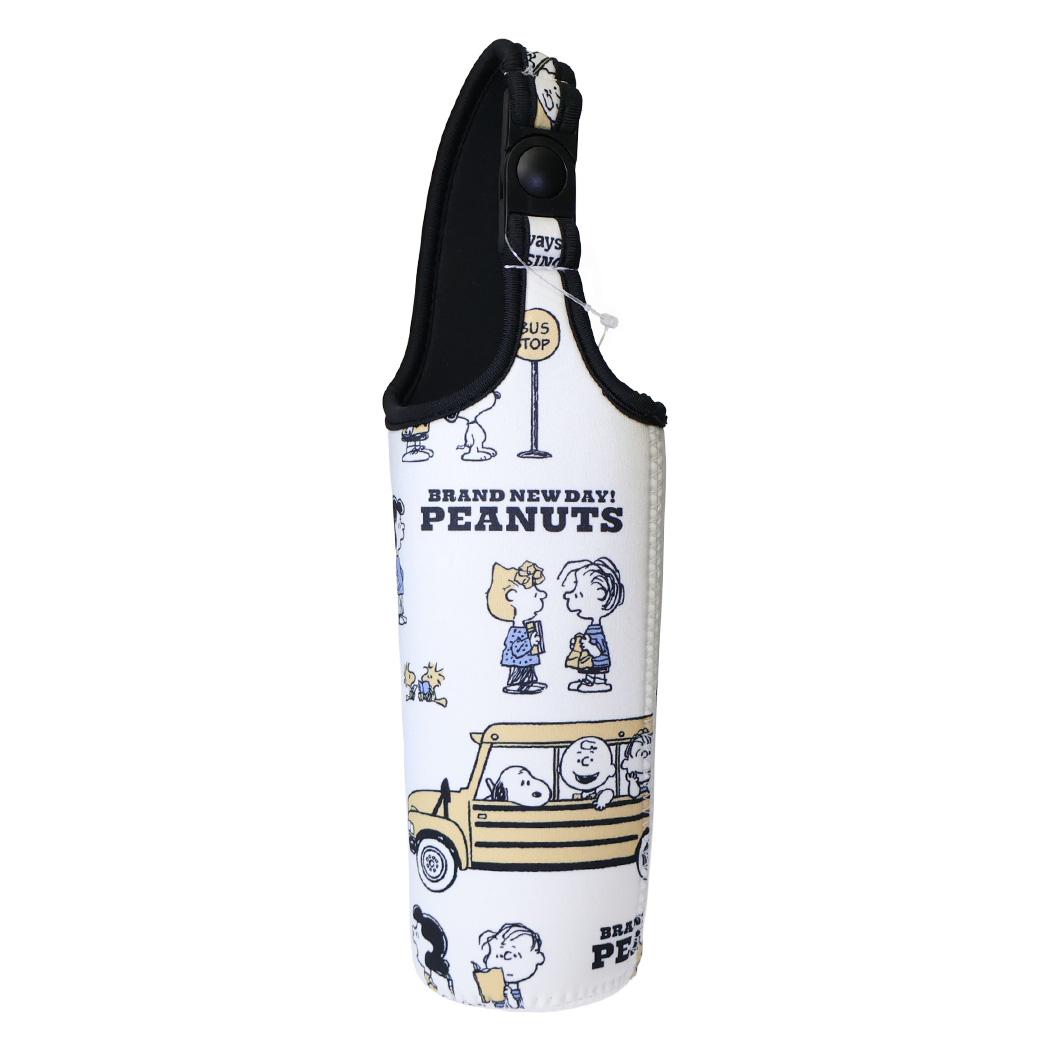 大人気[PEANUTS/SNOOPY]のキュートなランチ雑貨シリーズこちらはクッション性のあるペットボトルケース取っ手はバックル付きでバッグやベビーカーに掛けることができます。500ml-600mlのペットボトルに適応しています同シリーズのいろいろなランチ雑貨があるのでお気に入りで揃えてくださいサイズ：約70x286x70mm素材：ポリエステル(表地、裏地)/合成ゴム(中材)