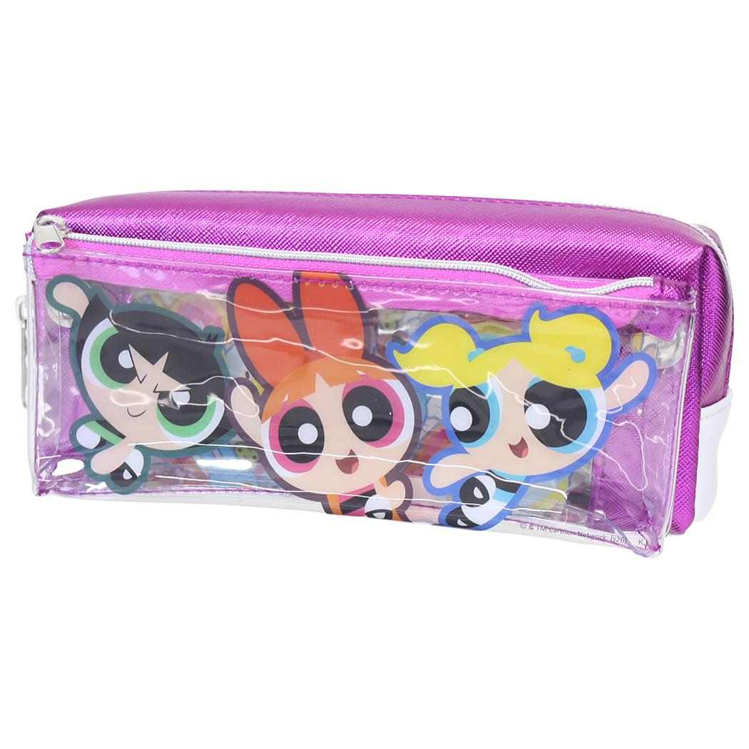 スーパーパワーを持ったブロッサム バブルス バターカップの3人娘が大活躍する[POWER PUFF GIRLS]のキュートなステーショナリーシリーズこちらはかわいい[スマートプラスペンケース]前面のクリアポーチがマグネットで取り外せる必要な文具の量に合わせて使い分けできるペンや小物などしっかり収納できますカワイイ文房具いろいろあるのでお気に入りで揃えちゃおうサイズ：約W185xH80xD50mm素材：合成皮革、PVC