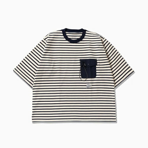 カラビナつきのポケットを胸につけたワイドTシャツです。 綿100％のボーダーカットソー素材です。 コットン100% (別布部分) リブ：コットン98%,ポリウレタン2% ポケット：ナイロン100% 中国製 M：バスト130cm、着丈73cm、肩幅51.5cm、袖丈34cm L：バスト132cm、着丈75cm、肩幅52cm、袖丈35cm XL：バスト134cm、着丈75cm、肩幅53cm、袖丈36cm ※当店では実店舗・他ショッピングモールでの販売も行っております。 在庫システムの性質上、ご注文後でも品切れ等もございます。 ご注文確認の際、改めてのご案内をさせて頂きます。カラビナつきのポケットを胸につけたワイドTシャツです。