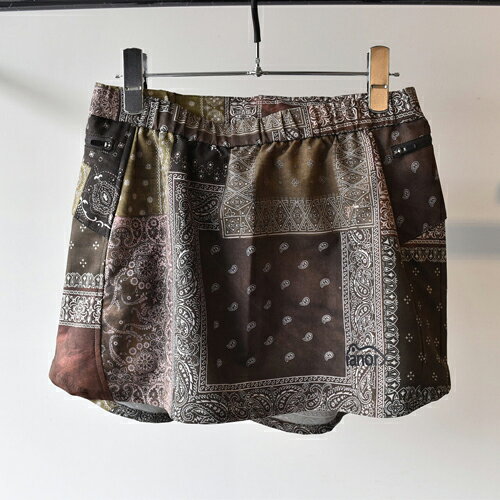 数種類のVINTAGE BANDANAのエイジング感を活かし、パッチワークをデータ化した味わいのあるオリジナルSKIRTに仕上がっております。 コットンライクな吸汗速乾・ストレッチ性に優れた快適素材を採用。 ディティールはバックヨークのベンチレーション・サイドスリット・バックヨークに3ファスナーポケット。 インナーショーツは、吸汗速乾・消臭・ストレッチ性に優れたニット素材を採用。 ロードランニングからウルトラトレイルまでお使い頂けます。 ＝ATTENTION＝ 部分的に擦れがありますが、これはVINTAGE BANDANAをデータ化し、エイジング感もそのままオリジナルパッチワークプリントとして使用している商品の特性でございますので、ご了承下さいませ。 本体：POLYESTER100% 吸汗速乾・ストレッチ・UV インナー：POLYESTER92％・POLYURETHANE8％ 吸汗速乾・ストレッチ・抗菌消臭 サイズ　　　　　　　　XS　　　　　　S　　　　　　M ウエスト　　　　　61～80.5cm　67～85.5cm　69～88.5cm ヒップ　　　　　　　　92cm　　　　97cm　　　　100cm 裾幅　　　　　　　　47.75cm　　　50.75cm　　　52.25cm フロント丈　　　　　　28.7cm　　　30.7cm　　　　32.7cm バック丈　　　　　　　33cm　　　　35cm　　　　　37cm インナーパンツヒップ　81.5cm　　　86.5cm　　　　89.5cm インナーパンツ裾幅　　23.5cm　　　　25cm　　　　26.5cm ※当店では実店舗・他ショッピングモールでの販売も行っております。 在庫システムの性質上、ご注文後でも品切れ等もございます。 ご注文確認の際、改めてのご案内をさせて頂きます。数種類のVINTAGE BANDANAのエイジング感を活かし、パッチワークをデータ化した味わいのあるオリジナルSKIRT。コットンライクな吸汗速乾・ストレッチ性に優れた快適素材を採用。