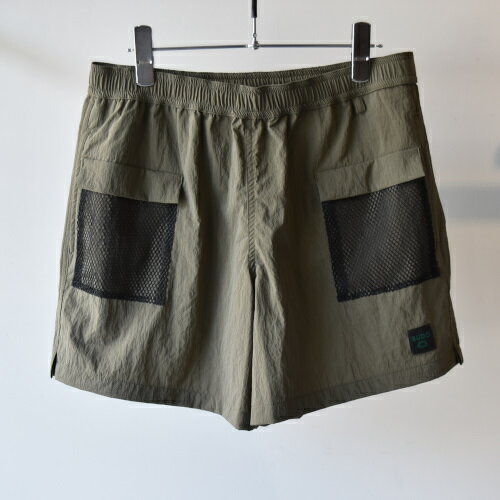 機能性・速乾性・利便性に長け、普段にも合わせやすく、発売時からリリースのたびにSOLD OUTが続くBUDOの人気ショーツ。 新デザインは「＋ADD FLAP」として、全体のファブリック分量を増やした丈とサイジング。 今回は新たにフラップを...