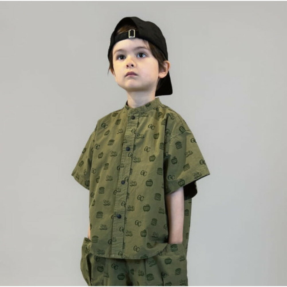 “グルーヴィーカラーズ”のGC ソウガラ バンドカラー S/S シャツ【3月入荷予定】ややゆったりとしたボックス型のバンドカラーシャツ。お馴染みのハンバーガー、リンゴ、スケボー犬とロゴを組み合わせたオリジナルの総柄プリント。コットン100%...