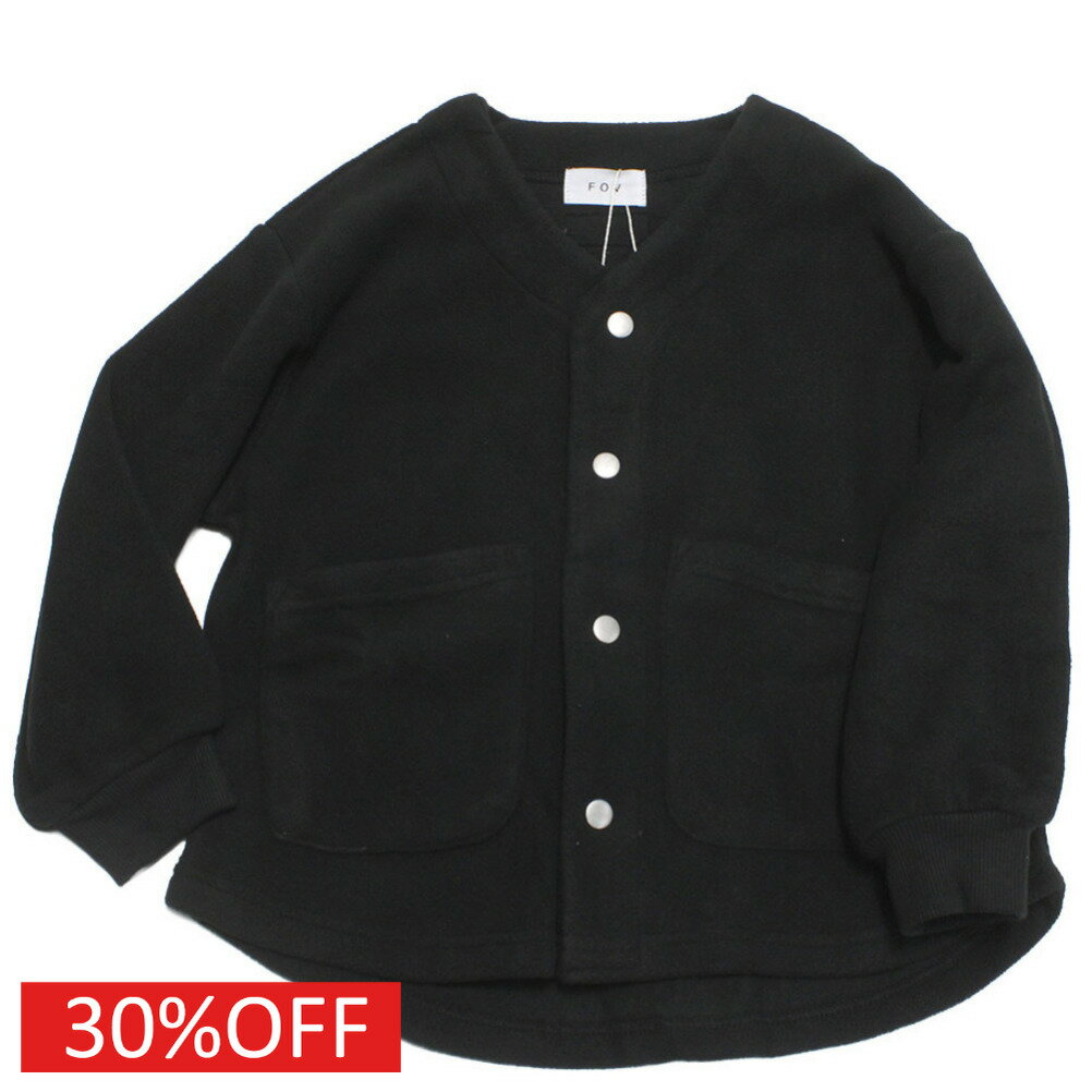 “フォブ”のフリースノーカラーJK軽くて暖かいフリース素材のノーカラージャケット。シンプルで着回しやすいデザインです。フロントには大きなポケット付き。スナップボタンで着脱カンタン◎袖口はリブ仕様で動きやすさも兼ね備えています。model　1...