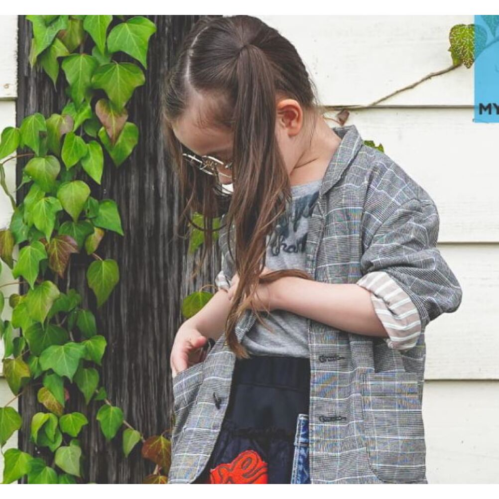 “ゴートゥーハリウッド”のテンジク ニジミ シシュウ TEE【3月入荷予定】特殊な方法で染めた糸で刺しゅうを施した1枚。加工により滲ませて色止めをしているので滲みのニュアンスはそのままキープされています。※滲み方にはそれぞれ個体差があります...