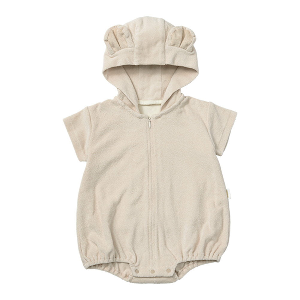 “マールマール”のMARLMARL ナイトウェア lullaby half bear思わずぎゅっと抱きしめたくなる、くまをモチーフにしたナイトウエア。汗をかく季節でも心地良く着られるよう、フードは取り外し可能にしました。眠るときや遊ぶときに合わせて自由にアレンジできます。綿100%のパイルを採用。さらりとした肌当たりと高い吸水性で汗ばむ季節も着心地よく。布ファスナー仕様の肌着と一体型。静かにぺたんと張り付く画期的な着脱方法でペアレンツもベビーも快適に。股下はスナップボタンが付いているため、おむつ替えもスムーズです。ふわふわの雲に抱かれているような柔らかなホワイトカラー。この商品は【 ラッピングギフト無料対象商品 】となっております。 購入時に備考欄へ「ラッピング希望」と記載頂ければ、無料ギフトラッピングにて発送させていただきます。 記載がない場合、通常発送となりますのであらかじめご了承くださいませ。 本体生地　綿100%耳配色部分　レーヨン81%　ポリエステル19%インナー　綿100%布ファスナー　ポリエステル100%ボーダーネイビー関連キーワード:ベビー BABY 赤ちゃん 男の子 女の子 ユニセックス ミルク 60-70cm 新着 mar10104056サイズ(cm)60-70cm総丈(BC)40.5身幅32袖丈6.5肌着着丈30.5推奨年齢～1歳採寸結果は全てセンチ表記です。商品により多少の誤差がございます。目安とお考え下さい。※BCはバックセンター（首から裾までの後中心）です。※SNPはサイドネックポイント（肩から裾までの直線で計測した長さ）です。生地の透け感なしあり生地の厚み薄手普通厚手生地の伸縮性なしややありあり