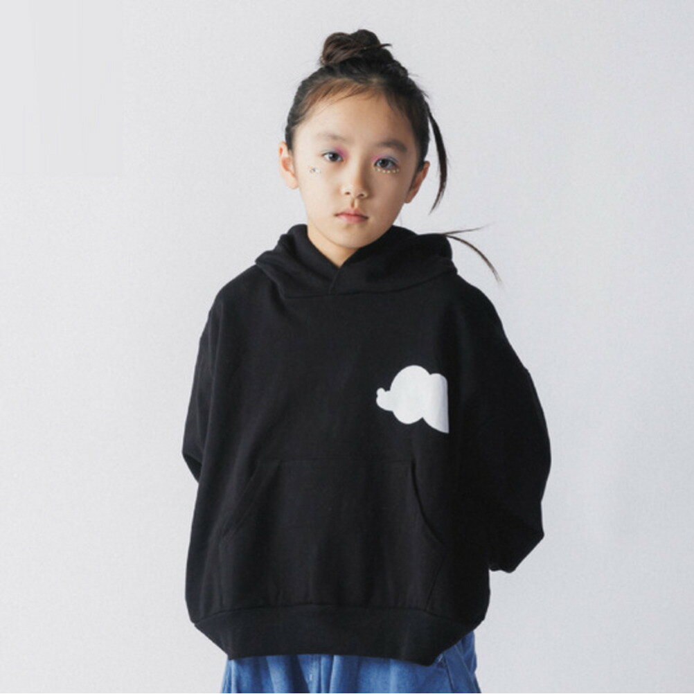 “ヌヌフォルム”のGraffiti hoodieinuinuのシルエットプリントが目を惹くフーディー程よくワイドなシルエットで着心地もストレスフリー着回しの効く1着です。modelベージュ　125cm / 125サイズ着用ブラック　126cm / 125サイズ着用ホワイト　128cm / 125サイズ着用ベージュ　165cm / 2(163)サイズ着用ブラック　165cm / 2(163)サイズ着用ホワイト　165cm / 2(163)サイズ着用▲　ご予約の注意　▲1、ご利用可能な支払い方法は以下です。・クレジットカード・銀行/コンビニ前払い2、以下のサービスはご利用いただけません。・返品・交換・内容の変更/キャンセル・複数点を予約頂いた際の個別発送3、発送のタイミングについて。・注文単位(全て揃ってから)の発送（入荷月ごと、もしくは複数個に分けてのご注文をおススメ致します)【注意事項の詳細】https://www.rakuten.ne.jp/gold/circus-circus/free/reserve-info.html本体　コットン100%リブ部分　コットン95%　ポリウレタン5%ベージュホワイト関連キーワード:キッズ 男の子 女の子 ガールズ ボーイズ 女子 男子 ジュニア jr ユニセックス 大人 ウィメンズ レディース ブラック 125cm 135cm 145cm 1(155)cm 2(163)cm 新着 nun2600616トップ&nbsp;>&nbsp;アイテム一覧&nbsp;>&nbsp;トップス&nbsp;>&nbsp;トレーナートップ&nbsp;>&nbsp;アイテム一覧&nbsp;>&nbsp;トップス&nbsp;>&nbsp;パーカートップ&nbsp;>&nbsp;レディース&nbsp;>&nbsp;トップス&nbsp;>&nbsp;トレーナートップ&nbsp;>&nbsp;予約一覧&nbsp;>&nbsp;ナ&nbsp;>&nbsp;ヌヌフォルム予約専用(nunuforme PREORDER)トップ&nbsp;>&nbsp;新着一覧採寸結果は全てセンチ表記です。商品により多少の誤差がございます。目安とお考え下さい。※BCはバックセンター（首から裾までの後中心）です。※SNPはサイドネックポイント（肩から裾までの直線で計測した長さ）です。a175a178a