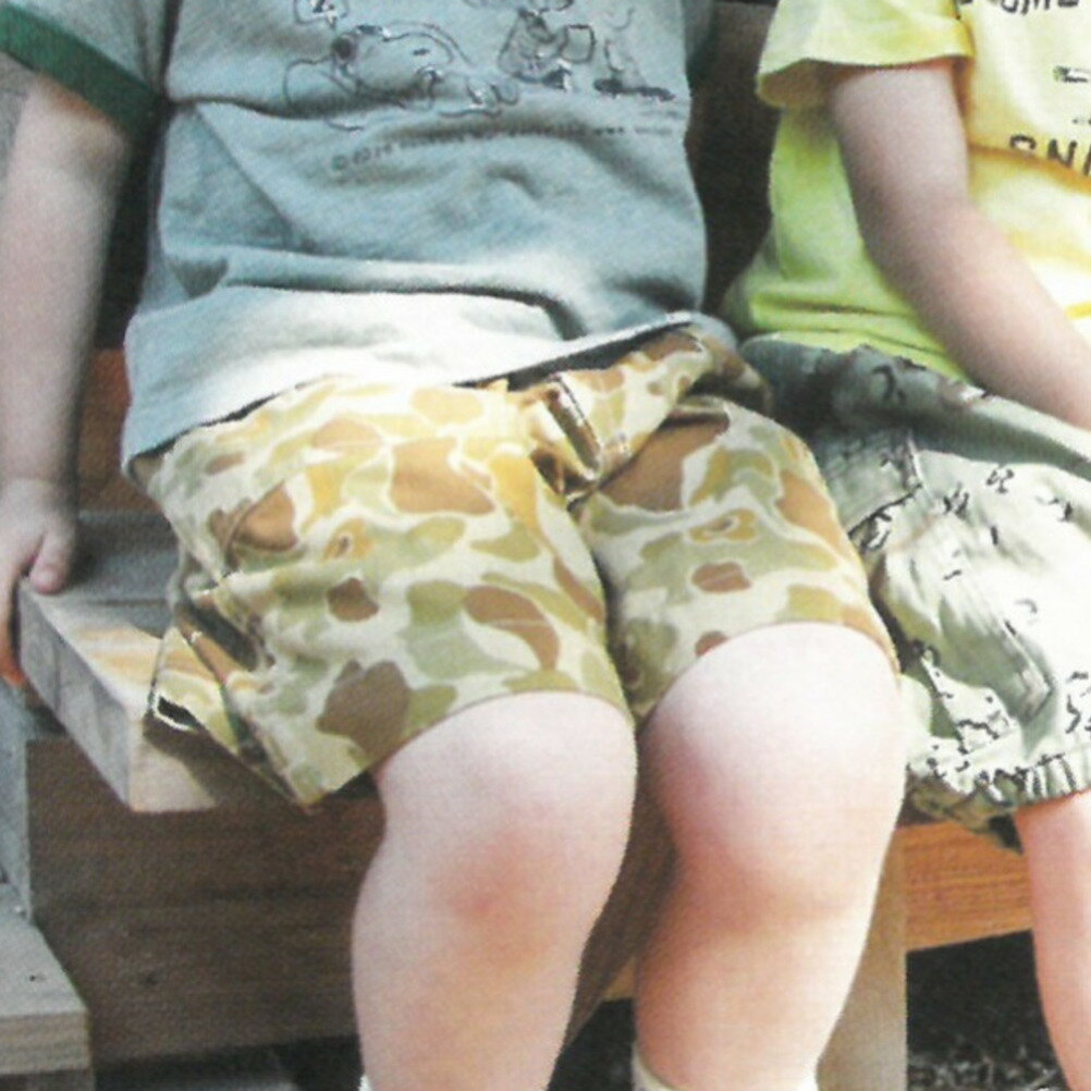 “デニムアンドダンガリー”のバックサテン リバーシブル SPN【4月入荷予定】リバーシブルで穿けるヒザ丈のショートパンツ。表はカラーによって異なる総柄、裏は前後に落書きが入ったデザイン。存在感のあるゆったりとしたシルエットです。▲　ご予約の...