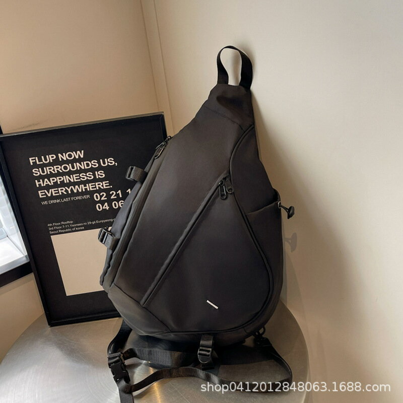 《ボディバッグ》 ナイロン 肩掛け ブラック シンプル オシャレ カジュアル ニッチ スポーツチェストバ..