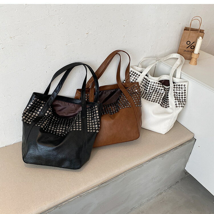 《ボタンデザイントートバッグ》トートバッグ 合成皮革 黒 白 ブラウン 秋 冬 通勤 通学 旅行 大容量 A4対応 PC収納 内ポケット マザーズ ビジネス カジュアル きれいめ モード おしゃれ 高見え プレゼント ギフト対応 新作 人気 大人女子 韓国風 シンプルデザイン